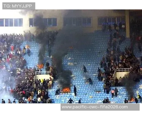 足球场上群殴事件频发引发热议球迷与球员的暴力行为何时才能终止